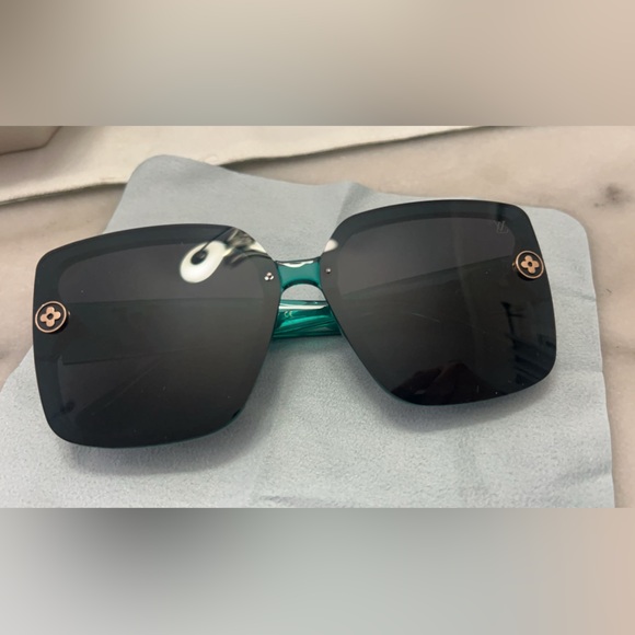 New Replica Sunglasses 😎 Beautiful Color 🕶️Not Original this are boutique 🕶️ - Picture 5 of 7